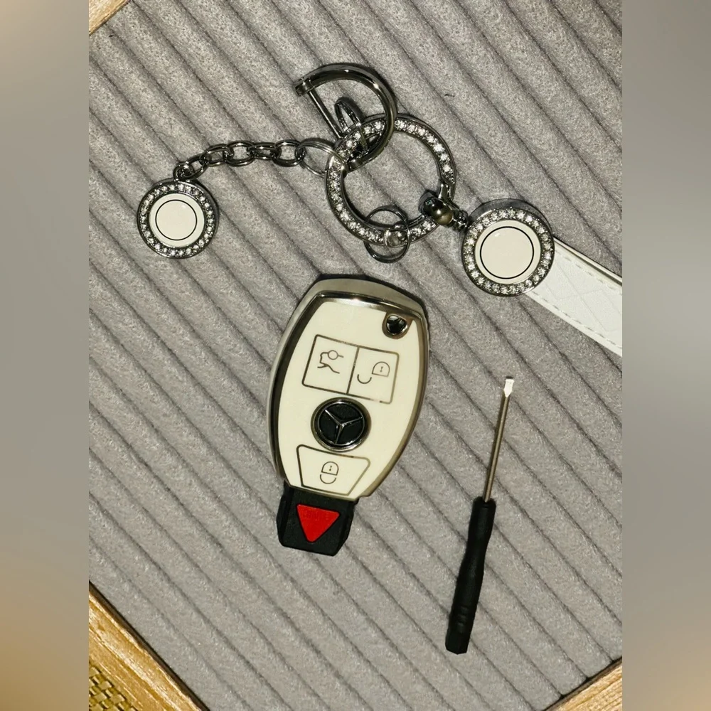 🆕Mercedes Key fob cover & key chain off white&silver